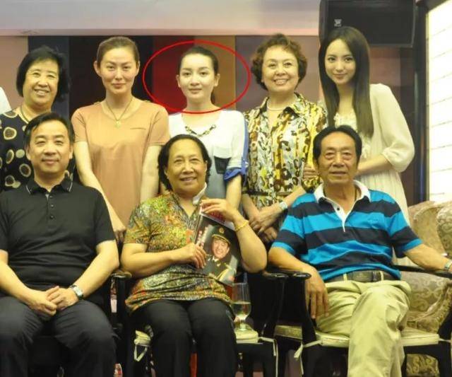 "反派专业户"王奎荣,68岁娶31岁娇妻,全家福曝光儿子比老婆老_饶芯语
