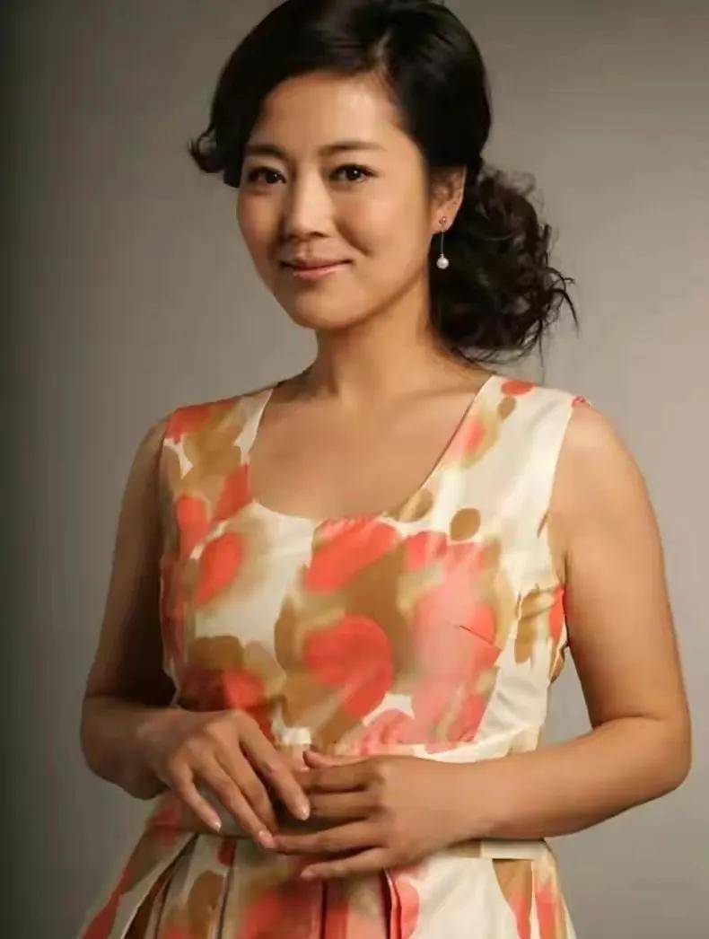 演员王茜华"千里追夫",二婚和沈航生下儿女,她真的幸福吗?