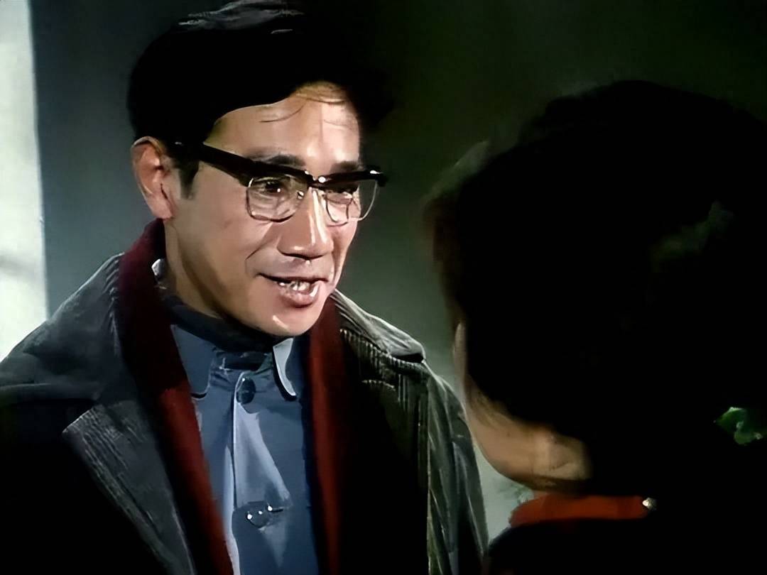 四,主题与象征意义电影《苦恼人的笑》主题与象征意义紧密相关,通过