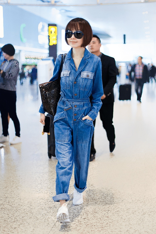 鲁豫穿上了这样一件牛仔连体的衣服还更好看一些,因为这套衣服给人一