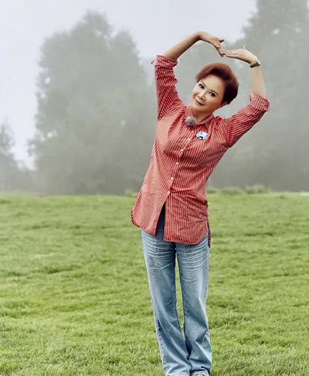 蔡明也敢穿!紧身旗袍,无缝裤,身材像少女,脸却像奶奶_整体_造型_女性