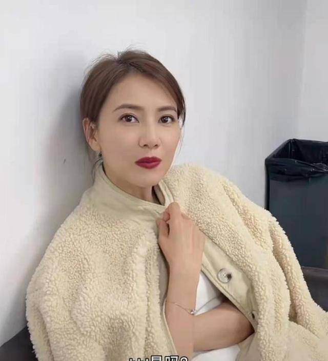 高圆圆近况曝光,41岁仍皮肤白皙,前不久获赵又廷探班好甜蜜_状态_角色