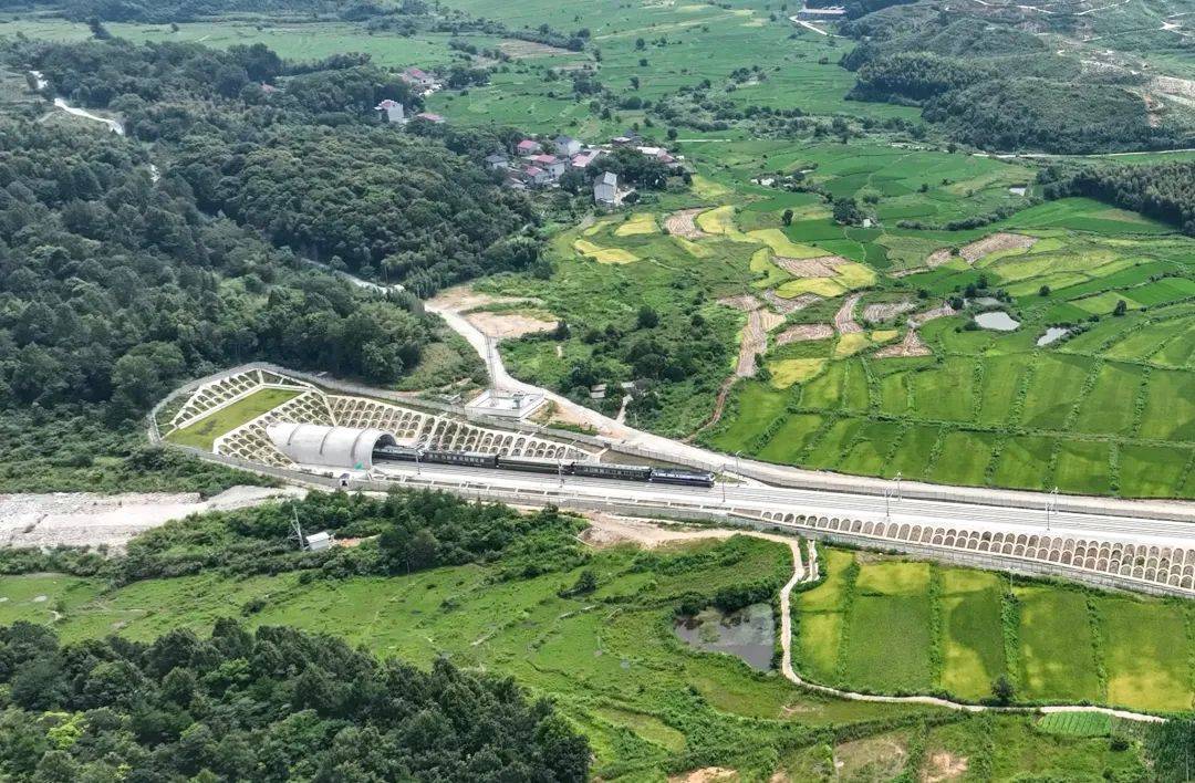 池黄高铁也有新进展:8月24日上午,在池州市青阳县蓉城镇池黄高铁池九