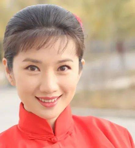 《一路朝阳》苑冉:女团出身,央视主持,四登春晚,44岁享受单身_狄仁杰