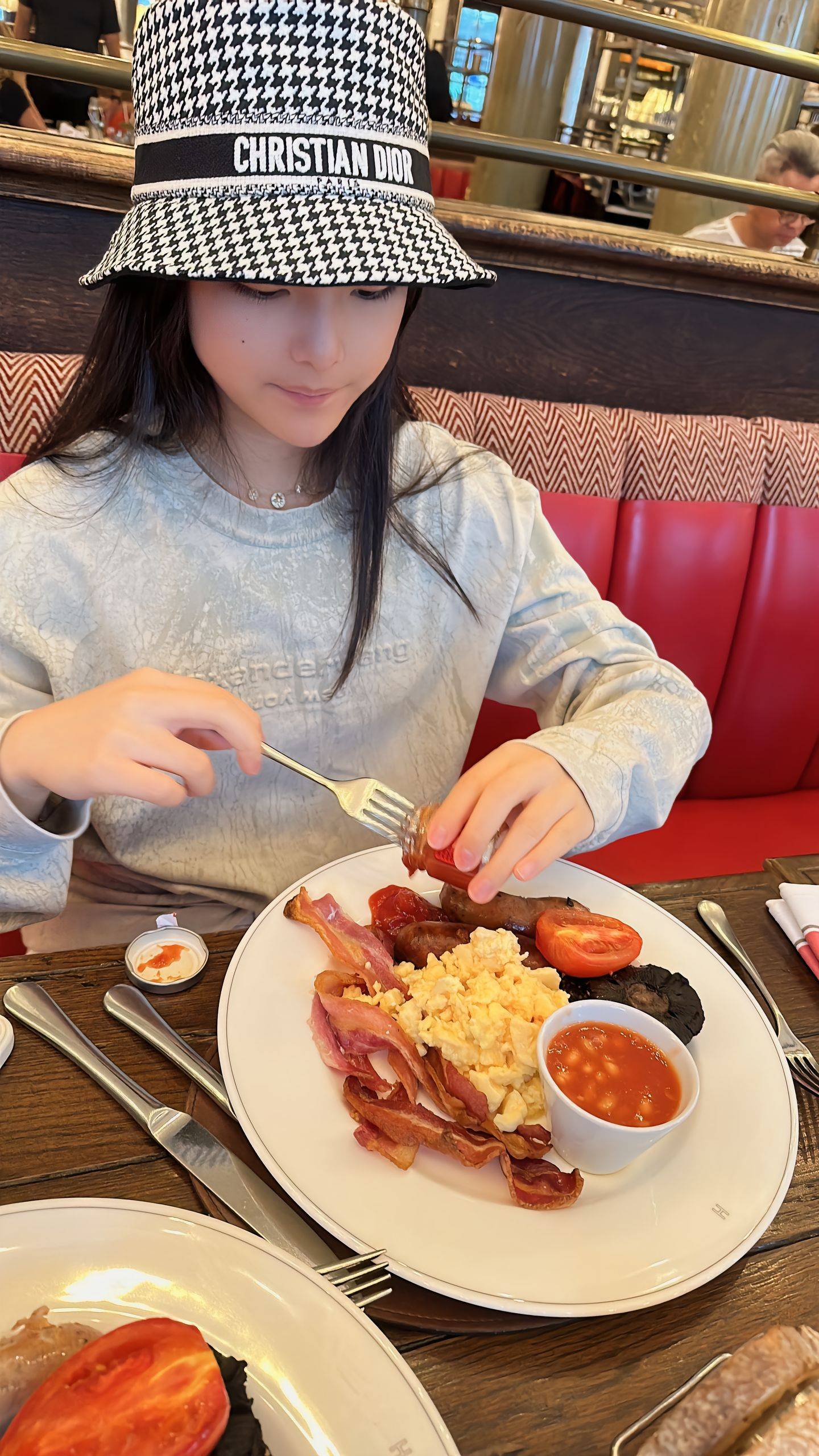 岁爱女王诗龄晒照又高又瘦,手提数万元名牌包包超奢华_网友_生活_英国