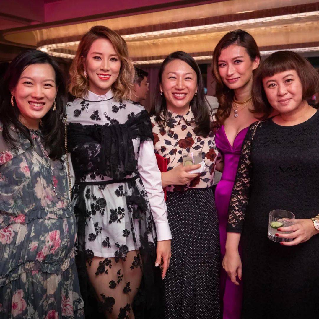 香港名媛聚会,为什么她总站c位?