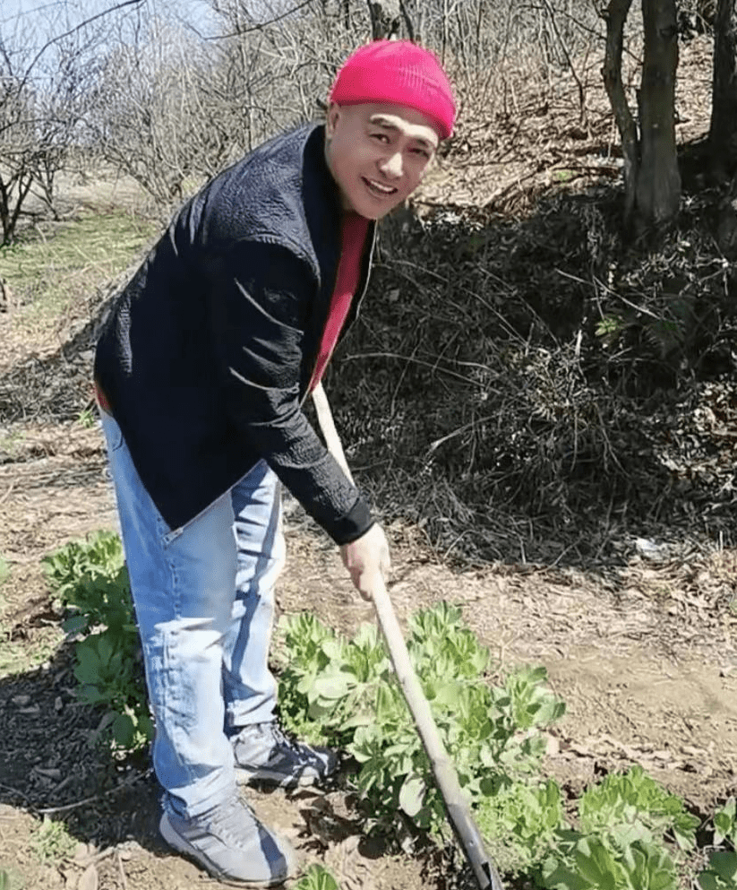 黑子张永刚:母亲累死,父亲为凑学费卖血,风光背后有泪水