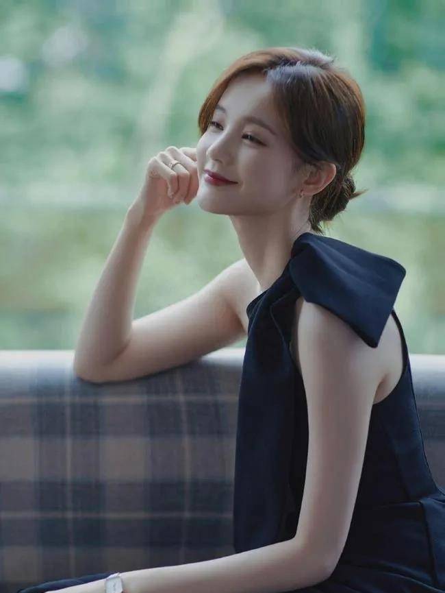 李一桐以"小黑裙拖鞋"穿搭风格走红,五官干净,大眼睛精致,眼神迷人!