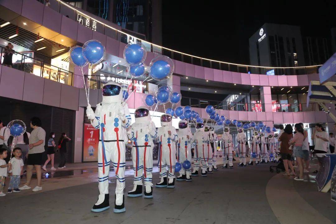 太空人惊喜现身,商丘秒变"快乐星球"?_建业_城市_广场