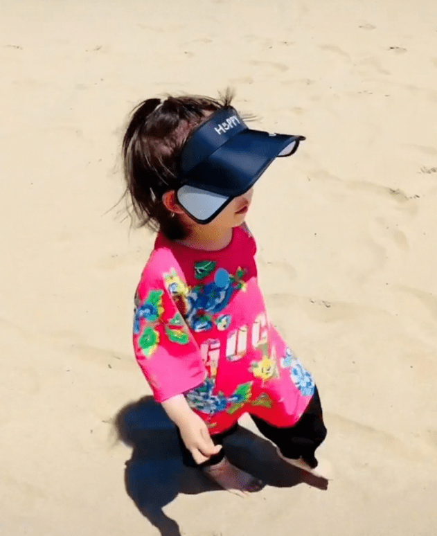 32岁唐菀近况,带3岁女儿赶海晒沙滩美照,前夫曹云金事业屡受挫_视频