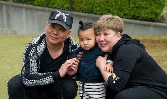 郭德纲老婆孩子吃饭被偶遇,安迪的小辫及腰,身材快胖成球了_网友_儿子