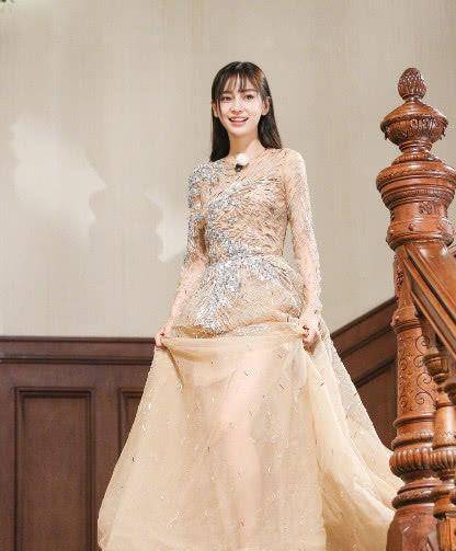 杨幂被拍到90度向导演鞠躬,让众人看了不禁赞叹_赵丽颖_时间_班机