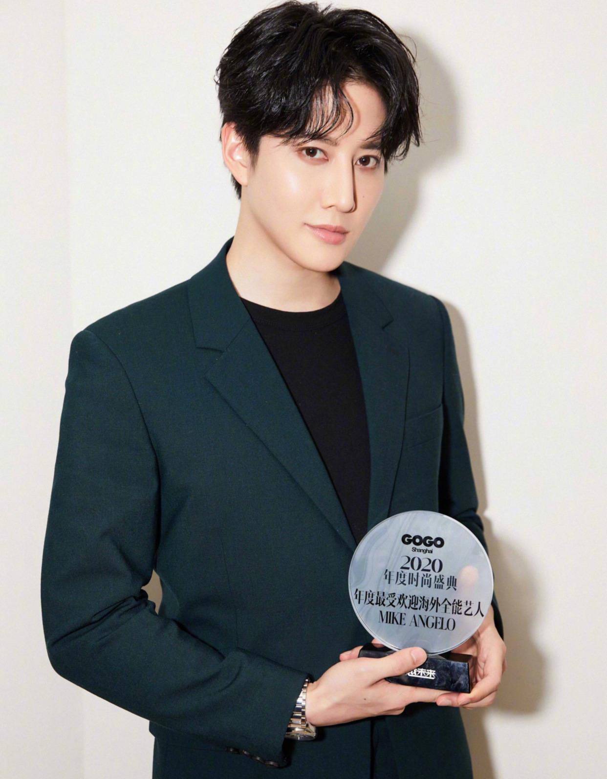 mike和张艺兴相差2cm,同穿绿色西装,腿长就是任性!_香草_低调_格调