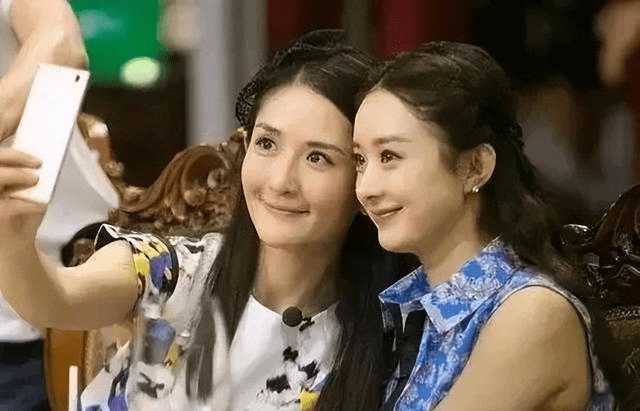 但节目结束后,两人的撞衫也没有停,机场拍照时,被人发现赵丽颖和谢娜