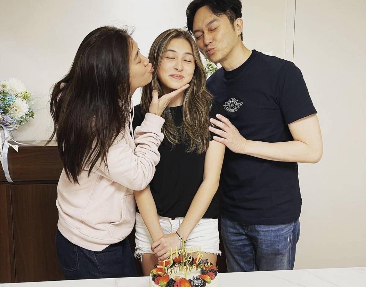 上山诗钠女儿庆祝24岁生日,窦靖童罕有缺席,张智霖夫妇争相送吻