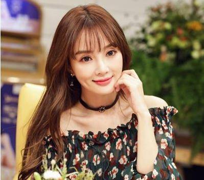 李小璐穿红衣秀身材,豪车内自拍嘟嘴卖萌,37岁活出少女范儿_贾乃亮