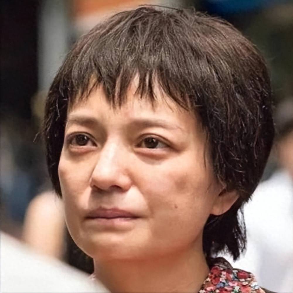 47岁赵薇离婚后手臂淤青,疑似被家暴,女儿抚养权被抢_女子_邹雪_网友