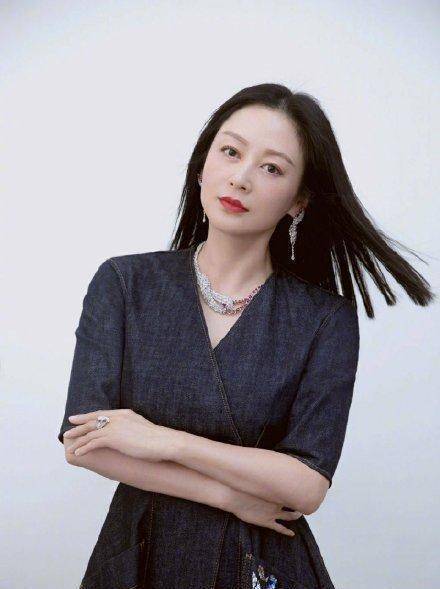 51岁陈红现身活动,没有滤镜的她皮肤松弛,容颜衰老_古装_上陈_礼服