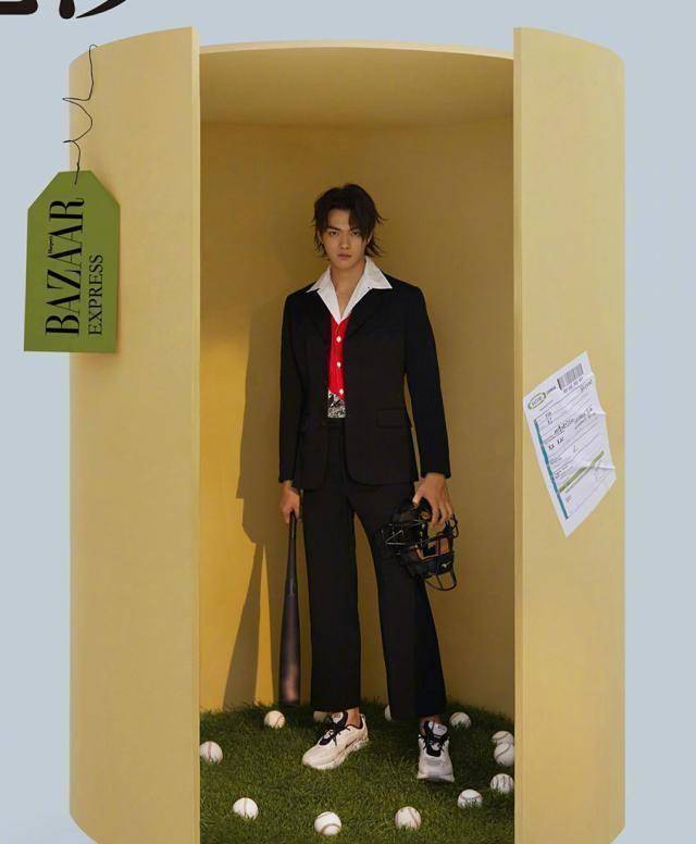 周华健,年轻一代的还有王俊凯,易烊千玺等等,他们都留过鲻鱼头发型