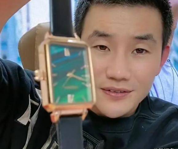 嘎子买张一山代言手表,当场连线出意外,网友:又蹭热度?