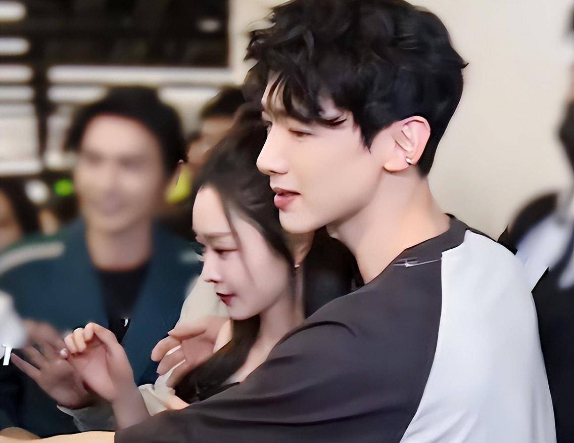 宋轶探班白敬亭,酒店里亲自下厨做红烧肉,贤妻良母的既视感!