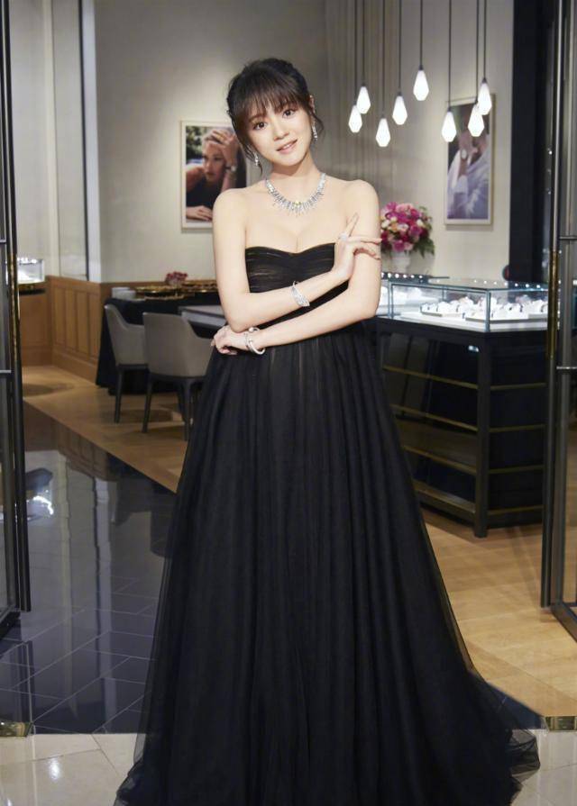 前几天据说因为生子安以轩老公还奖励老婆四套豪宅价值几个亿,有钱人