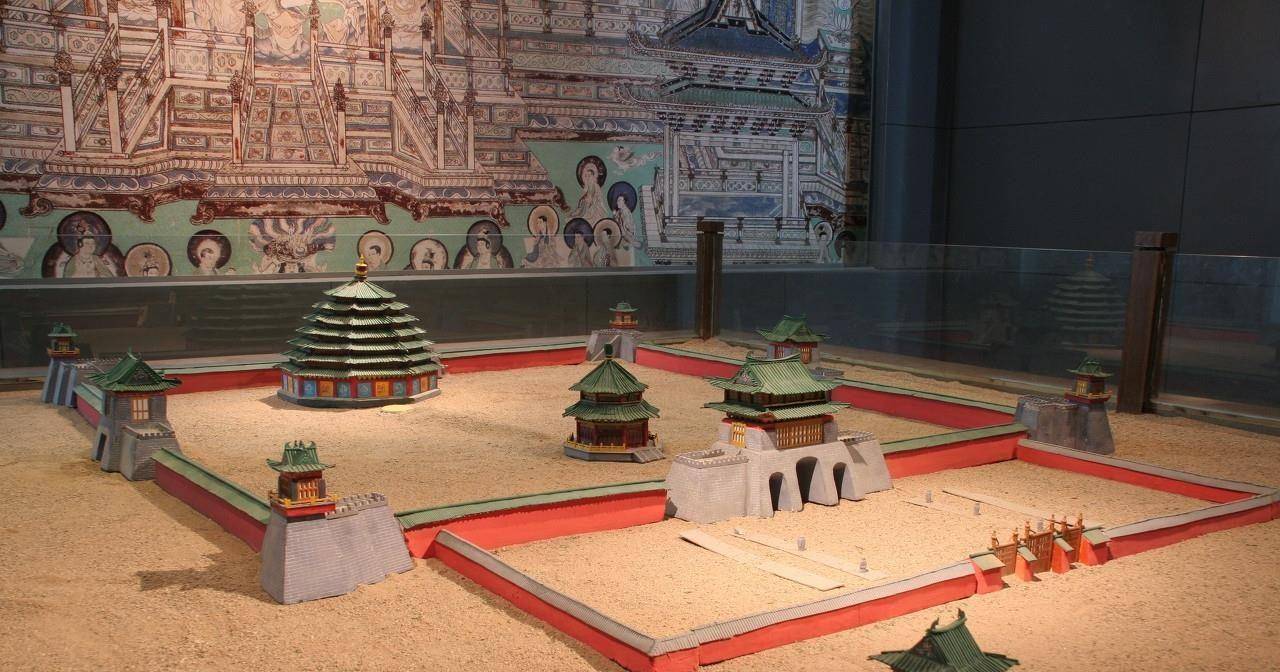 位于贺兰山东麓图为西夏博物馆复原的王陵原貌