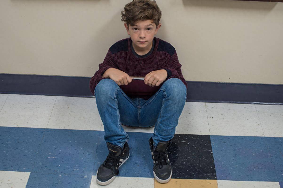 奥吉由雅各布·特伦布莱(jacob tremblay)饰演,而家人的角色则由
