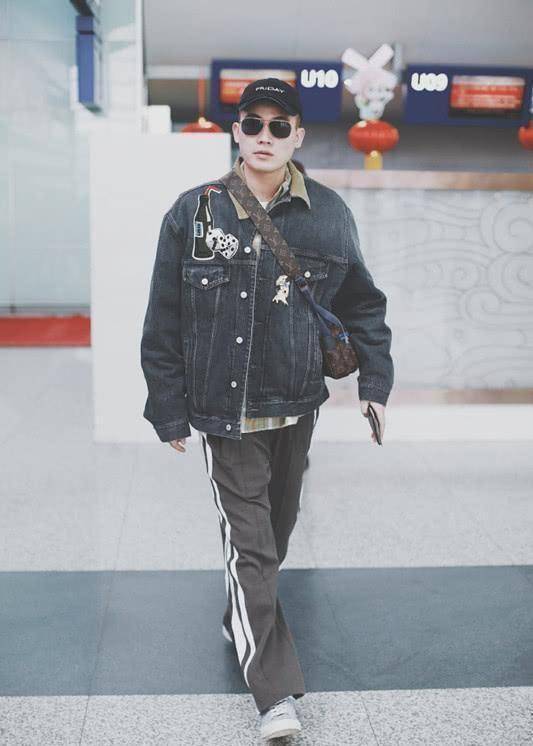 欧豪穿牛仔衣,叠穿格子衬衫,再搭配运动裤阳光帅气!_黑色_帆布鞋_大衣