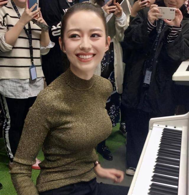 吉娜孕期首现身,小腹微隆依旧精致,化浓妆穿高跟鞋不像准妈妈_郎朗