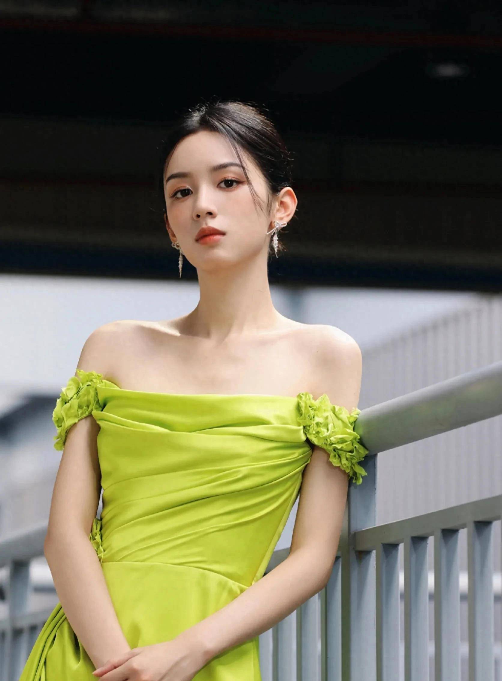 周也绿裙尽显女神之美,_绿色_连衣裙_光芒