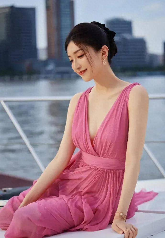 江疏影盛装出席活动,粉色礼裙尽显女人味,优雅姿态妩媚多姿_魅力