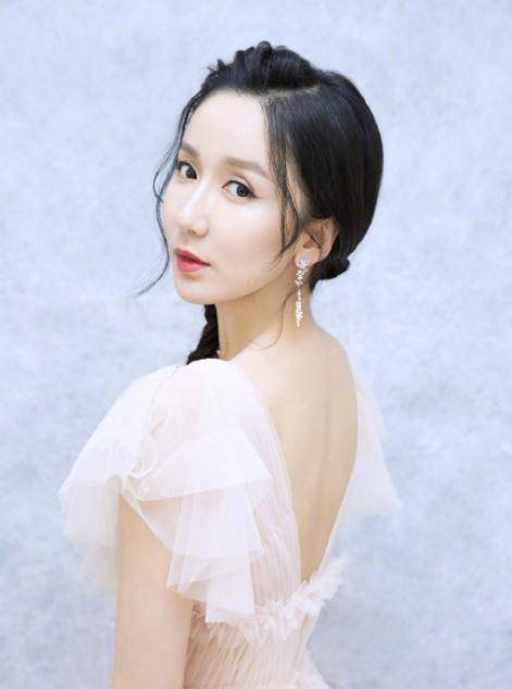 娄艺潇与神秘男子深夜k歌,牵手拥抱一同返回住处,这是换男友了_白衣