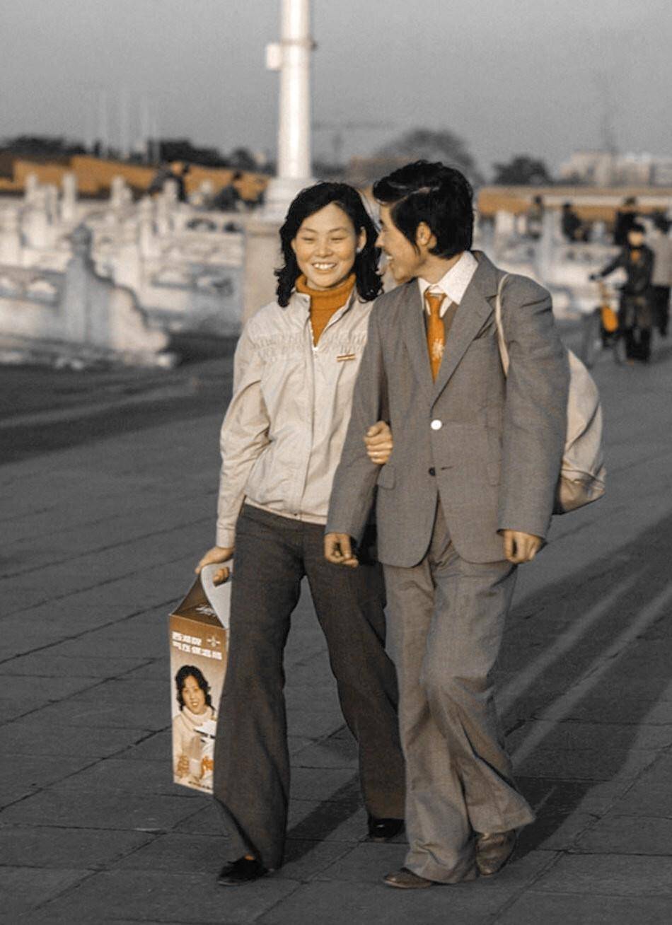 80年代的中国老照片,年轻情侣的时髦装束什么样?