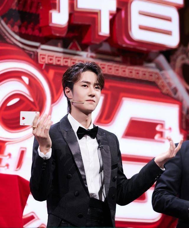 王一博魔术老师剧组探班,好友相伴,再忙也没有丢掉快乐_朋友_penny