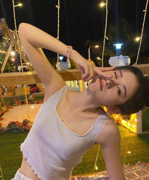 鞠婧祎出道之后不怎么穿背心,她抬手间,我以为我眼神不好_感觉_运动鞋