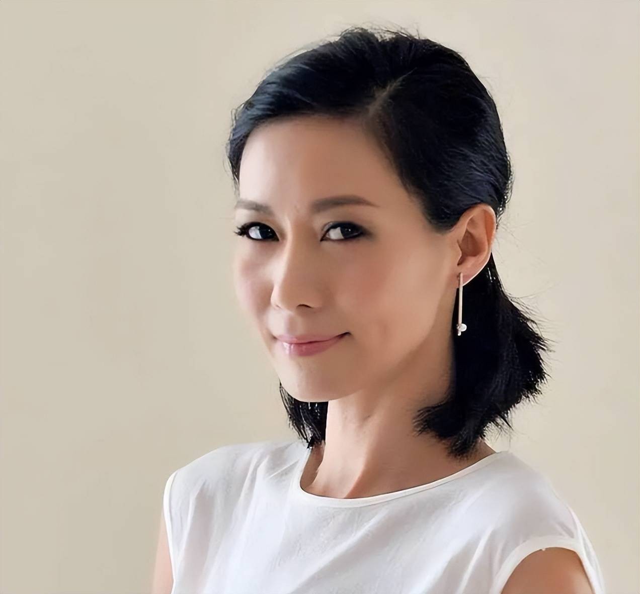 她是"最美木婉清",曾与谢霆锋秘恋3年被雪藏,如今52岁怎样了