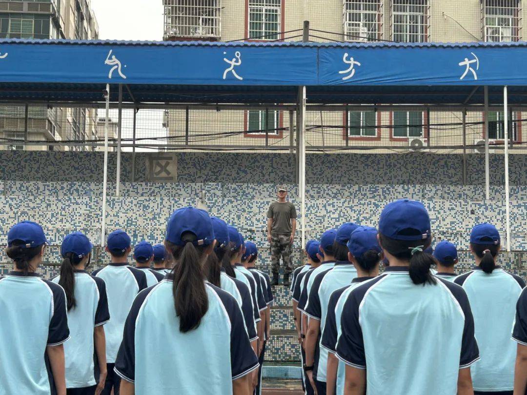 广州大同中学:铸造顽强毅力 成就无悔青春_训练_军训_正在进行