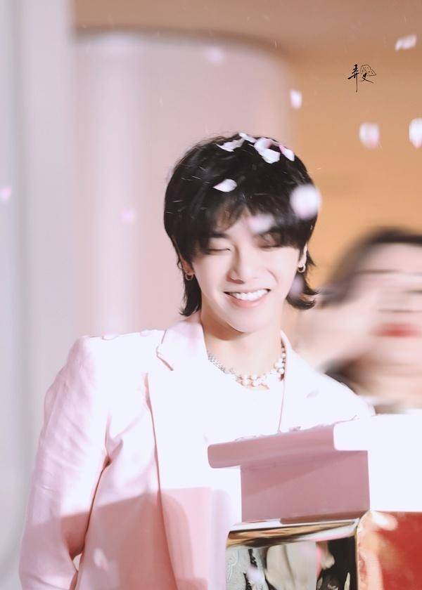 华晨宇等得太久了,加油!_花花_公司_歌迷