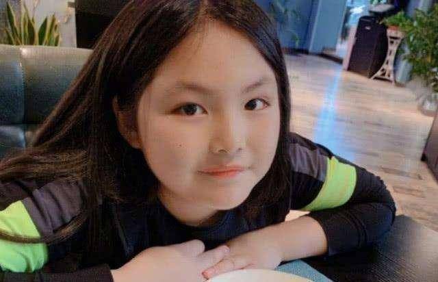 王诗龄11岁生日穿校服出镜,都长这么大啦,和李湘长得太像了_视频