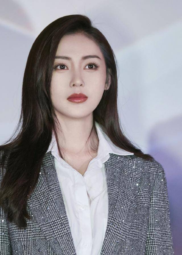 近日,《中国机长》成都映后见面会上,张天爱工作室po出了一组图片