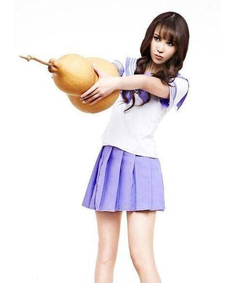 因为扮演者是北舞校花梦妮,她的长相酷似angelababy杨颖,在剧中七娃是