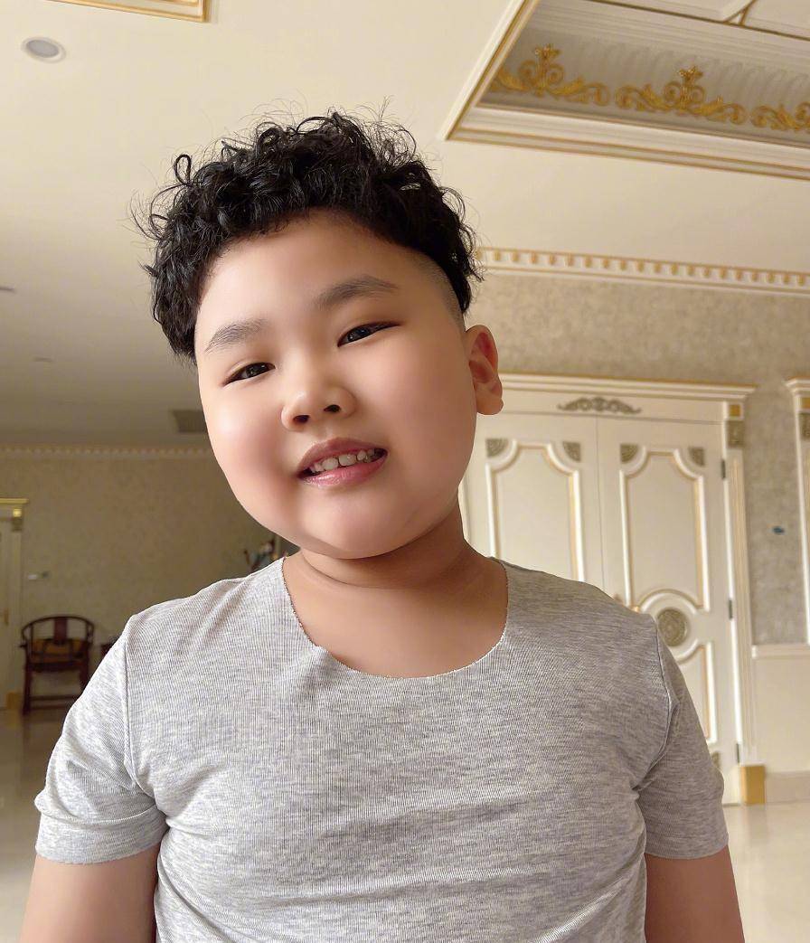 郭德纲6岁小儿子近照换发型,啤酒肚抢镜,低头痴迷玩平板坐姿豪放_汾阳
