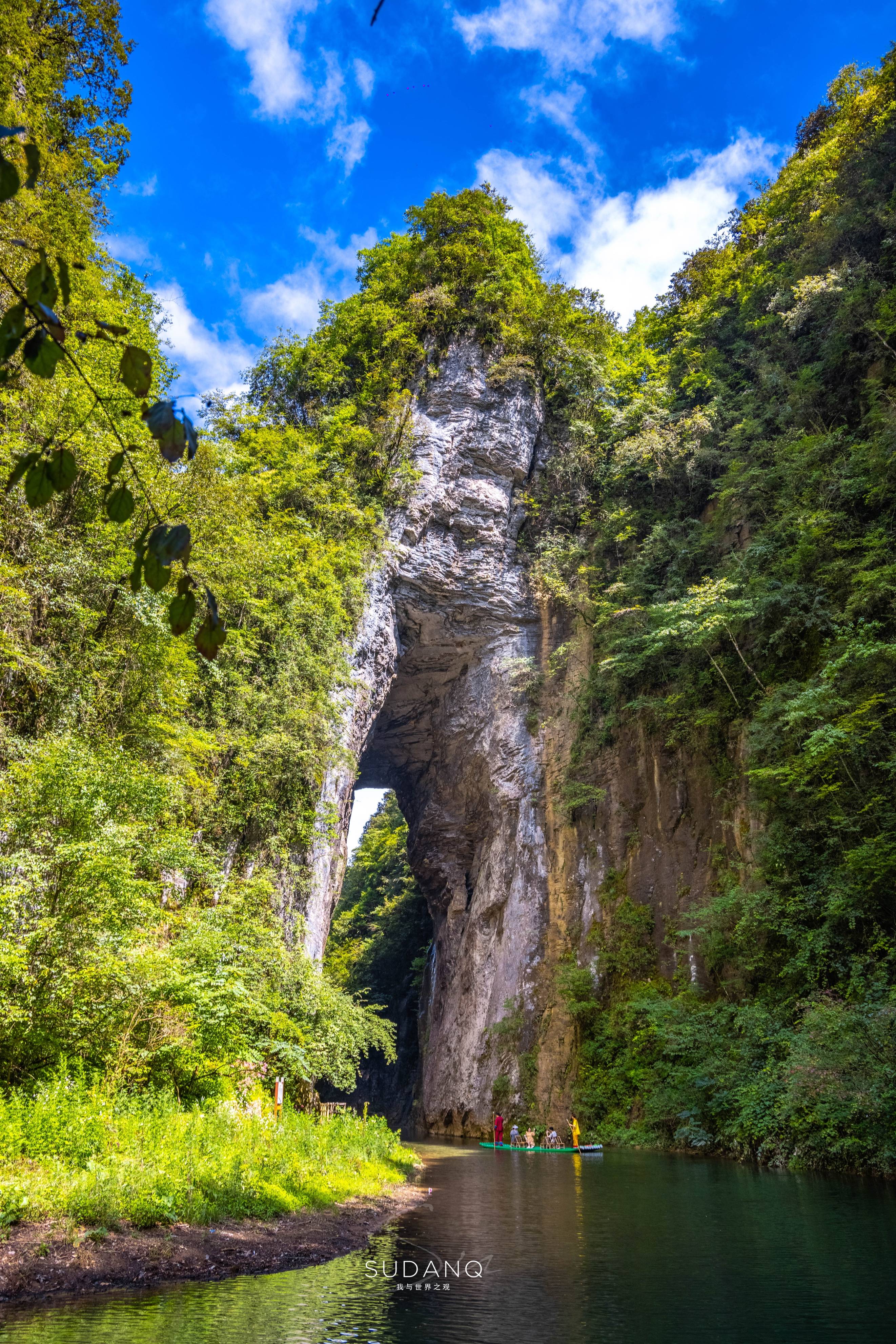 重庆的大山深处藏有罕见暗河,中法探险队勘查多年,现为避暑胜地