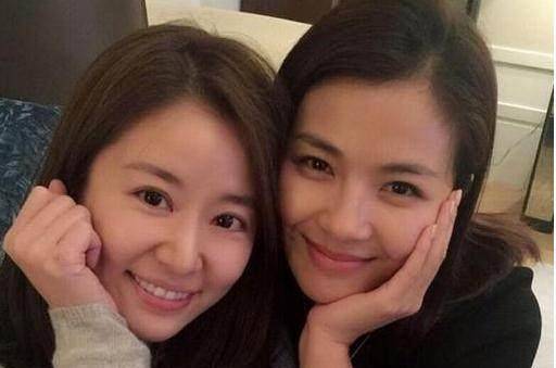 林心如和刘涛是好闺蜜,出席某活动突然衣服掉啦,却出了同样的尴尬状态