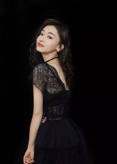 2010年,吴谨言出演了自己的第一部电视剧作品《古今六人行》,从而正式