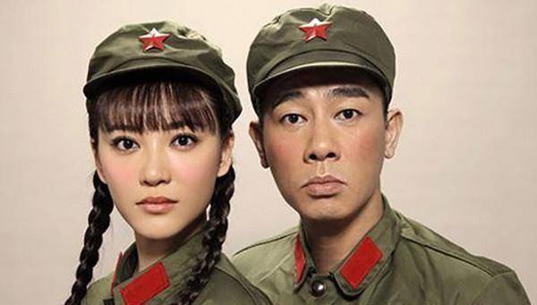 明星中陈小春和应采儿的结婚证照片最有意思,朴素的绿军装有点60年代