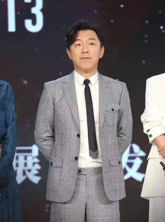 谭卓与黄渤同台,穿蓝裙配大金链子端庄大气,贵妃范不输影帝风采_整体