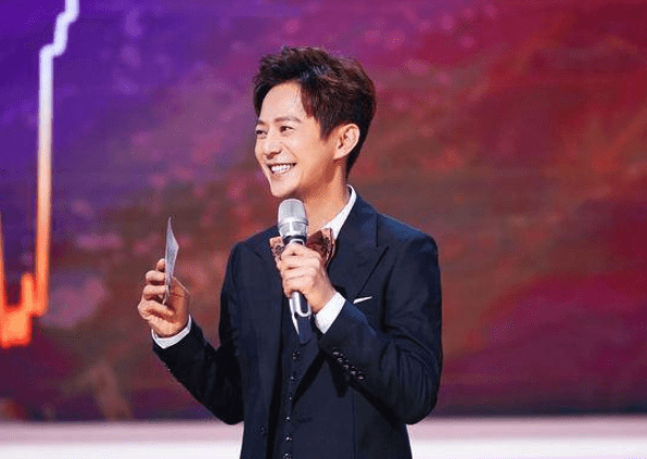 《向往》结束1个月后,何炅退出黄磊合伙公司,原因惹争议_网友_因为