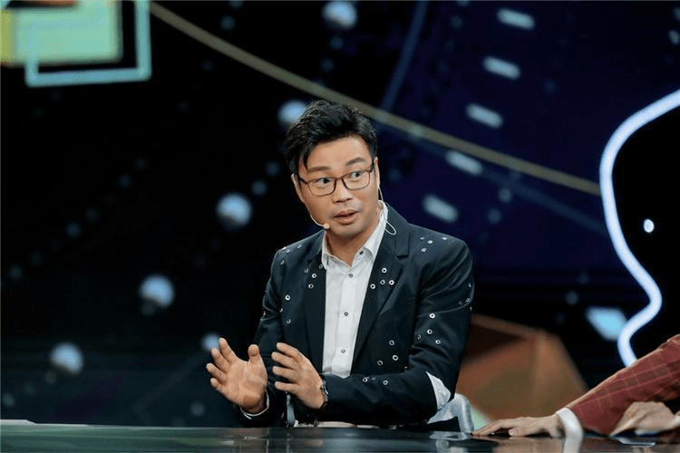 这一集通过王冬至与魏大师的冲突,展现了外乡人们在面对生活压力和